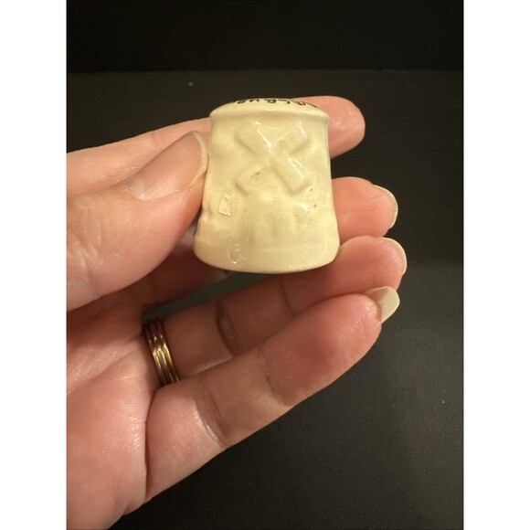 Vintage Porcelain Souvenir Thimble From Williamsburg, Virginia; Bird - Picture 4 of 5